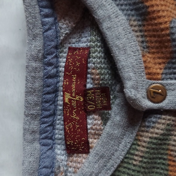 For All Mankind 0/3months baby camo button up onesie - Picture 2 of 8